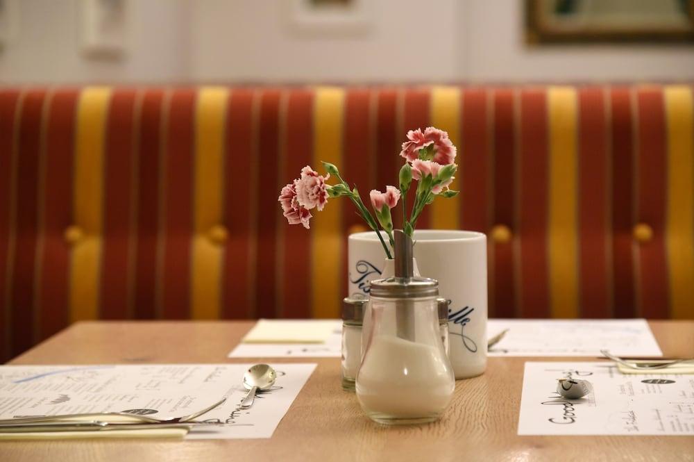 restaurant cafeteria