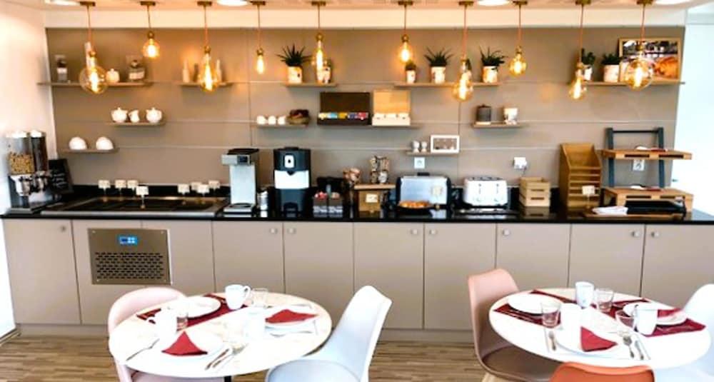 restaurant cafeteria