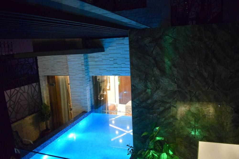 swimming pool spa