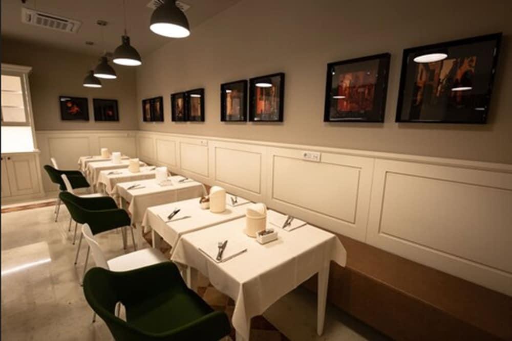 restaurant cafeteria