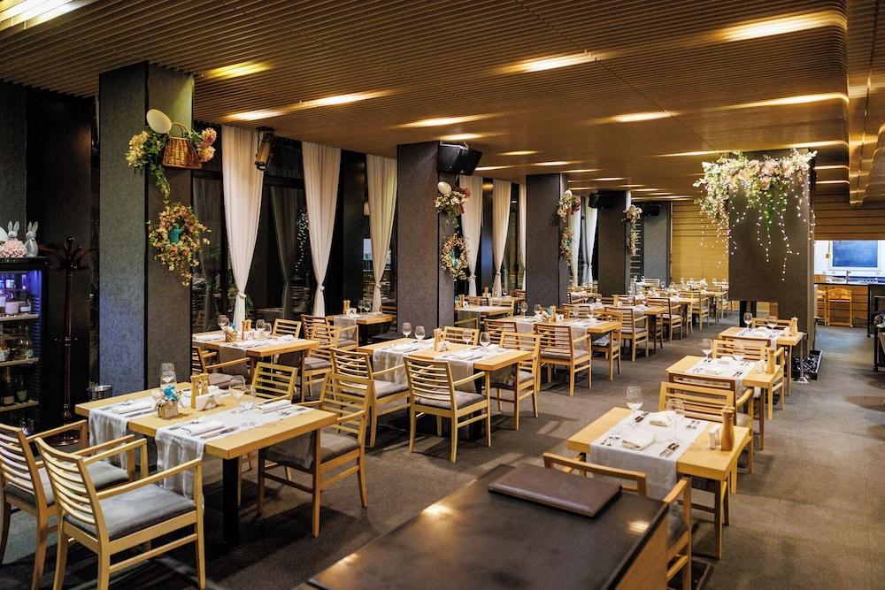 restaurant cafeteria