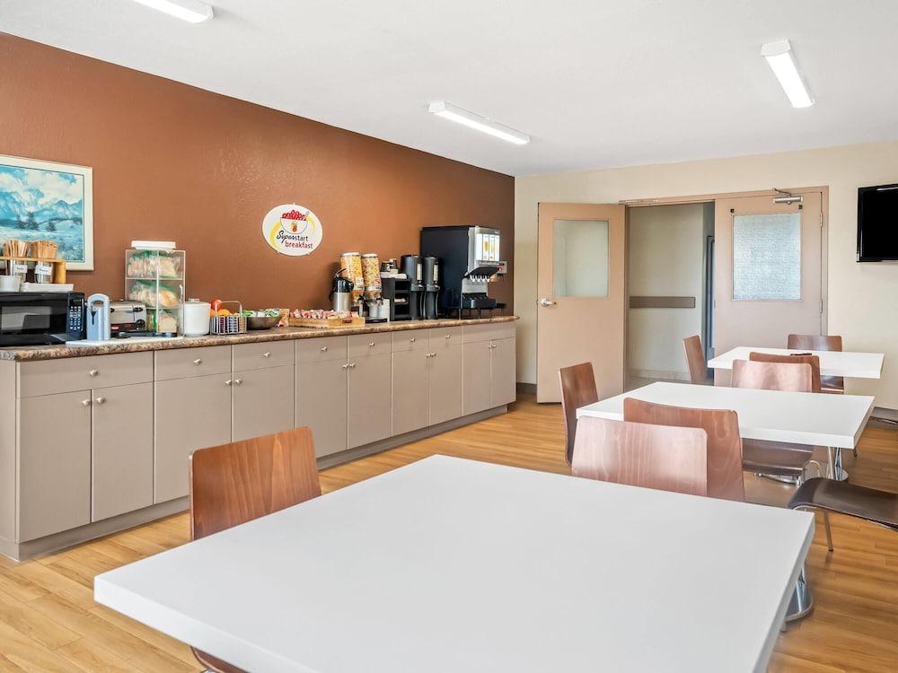 restaurant cafeteria