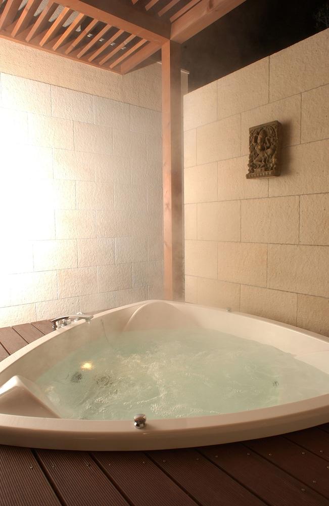swimming pool spa
