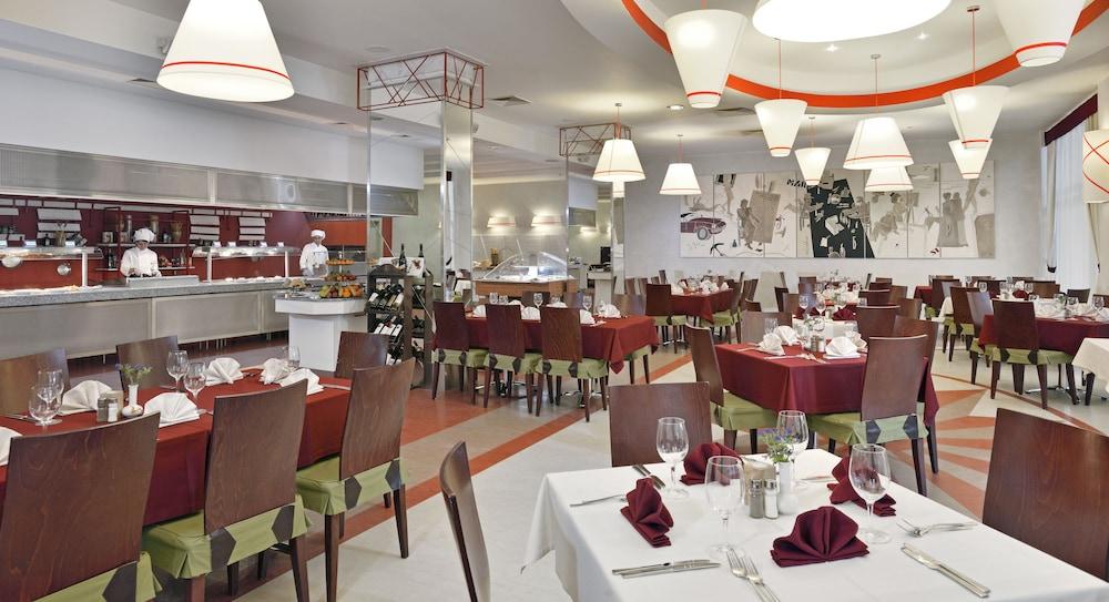 restaurant cafeteria