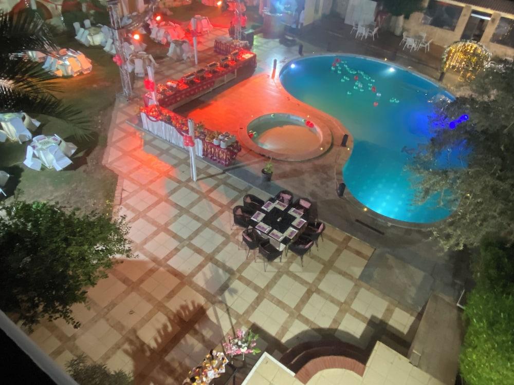 swimming pool spa