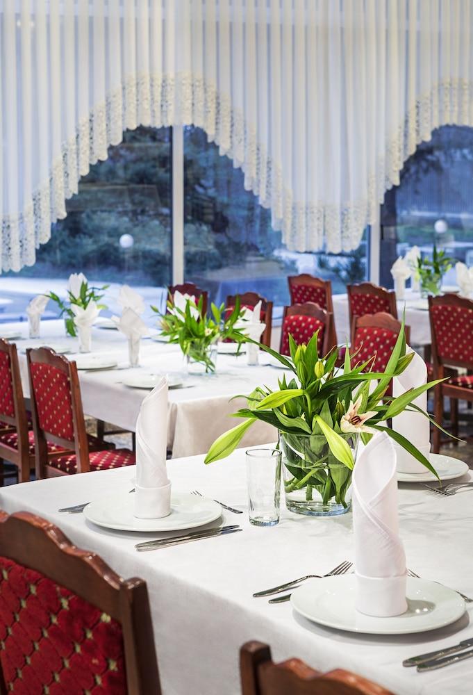 restaurant cafeteria