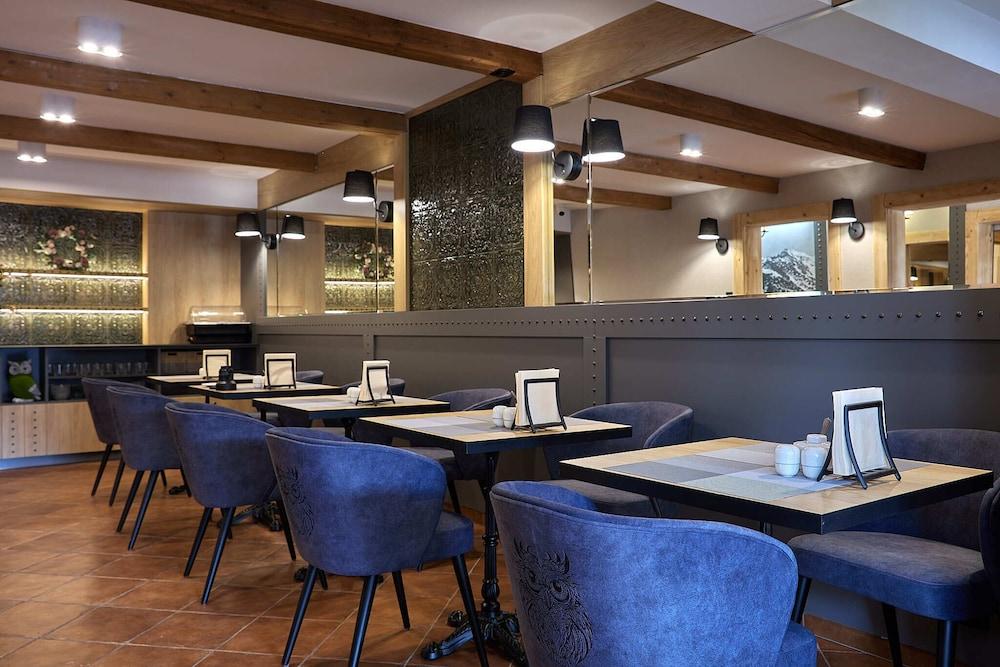 restaurant cafeteria