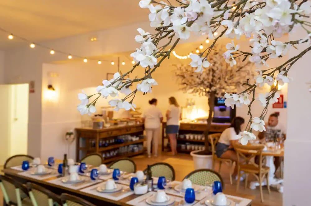 restaurant cafeteria