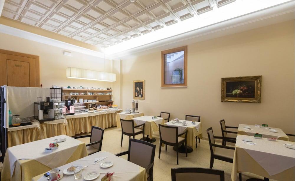 restaurant-cafeteria