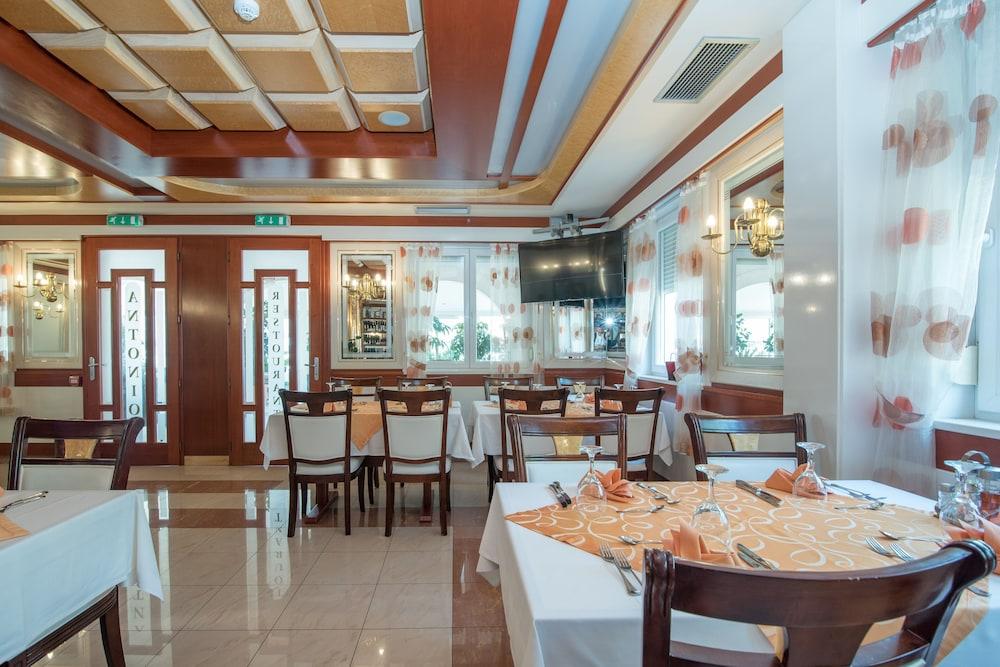 restaurant cafeteria