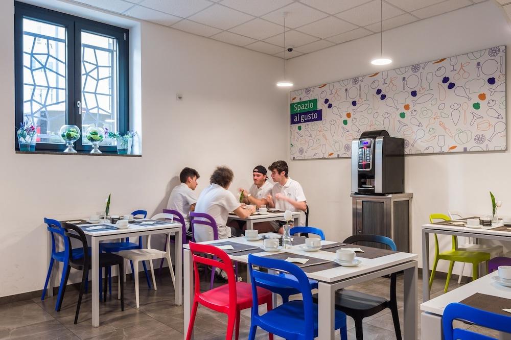 restaurant cafeteria