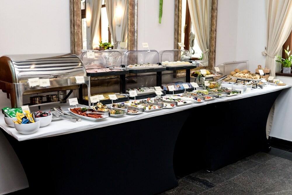 restaurant cafeteria