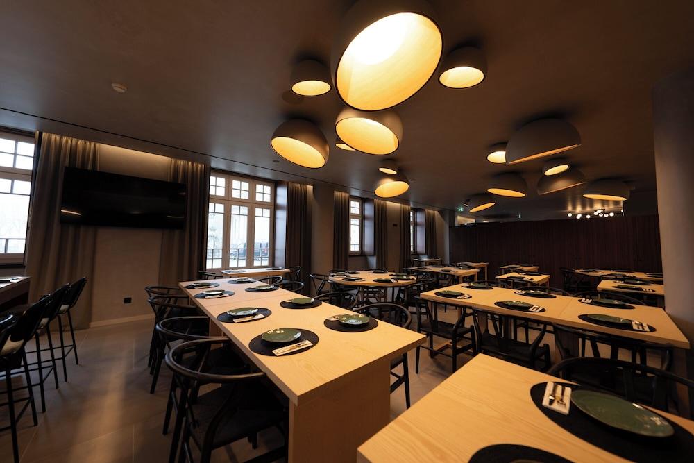 restaurant cafeteria