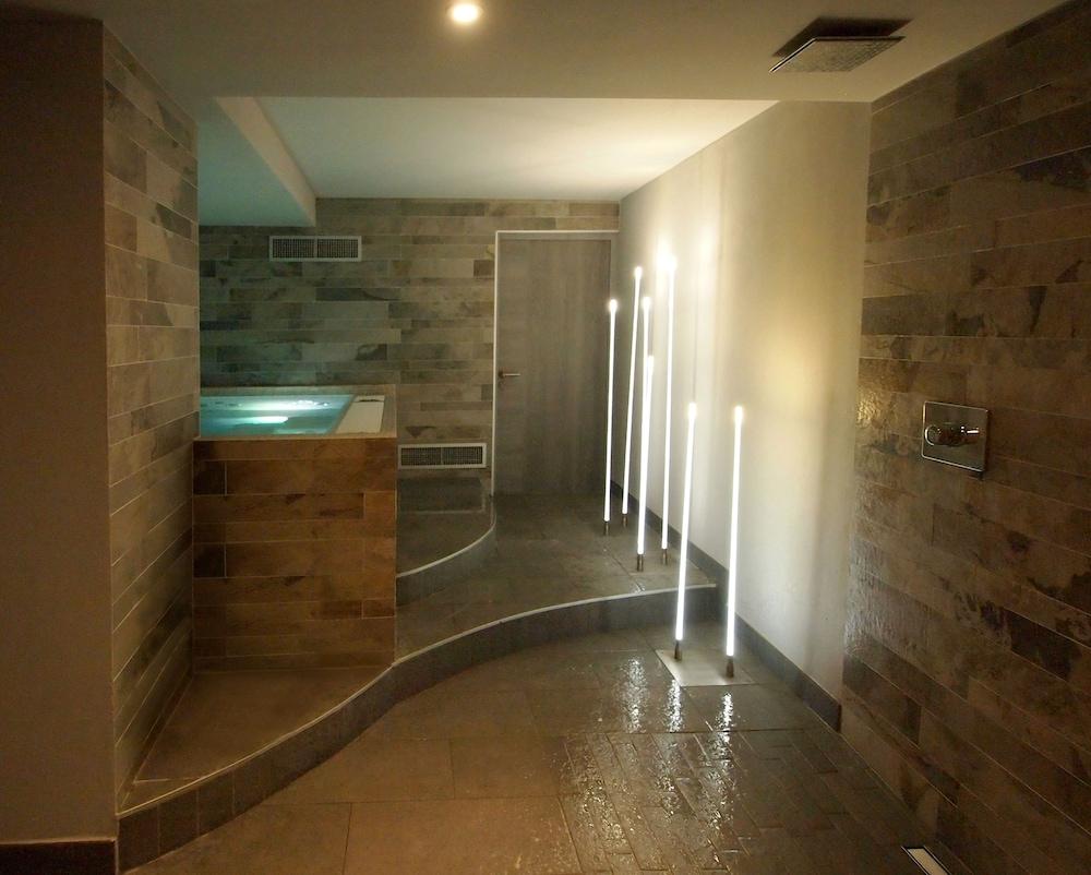 swimming pool spa