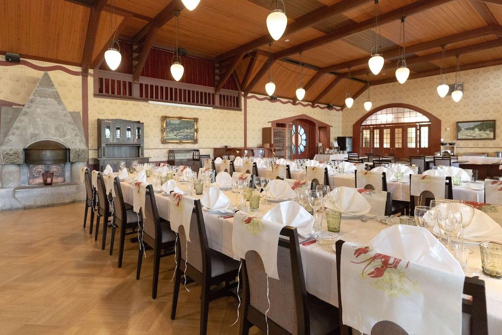 restaurant cafeteria