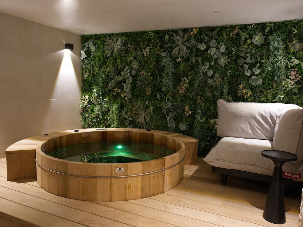 swimming pool spa