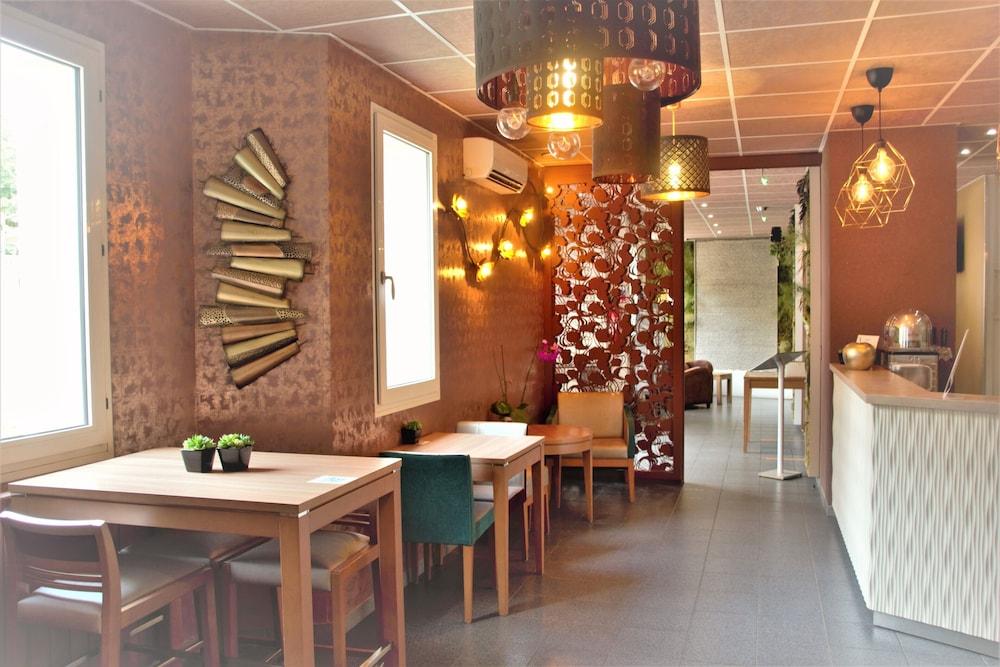restaurant cafeteria