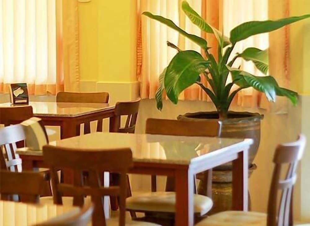 restaurant cafeteria
