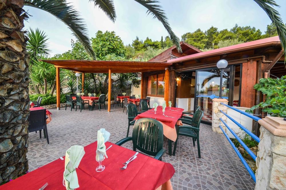 restaurant cafeteria