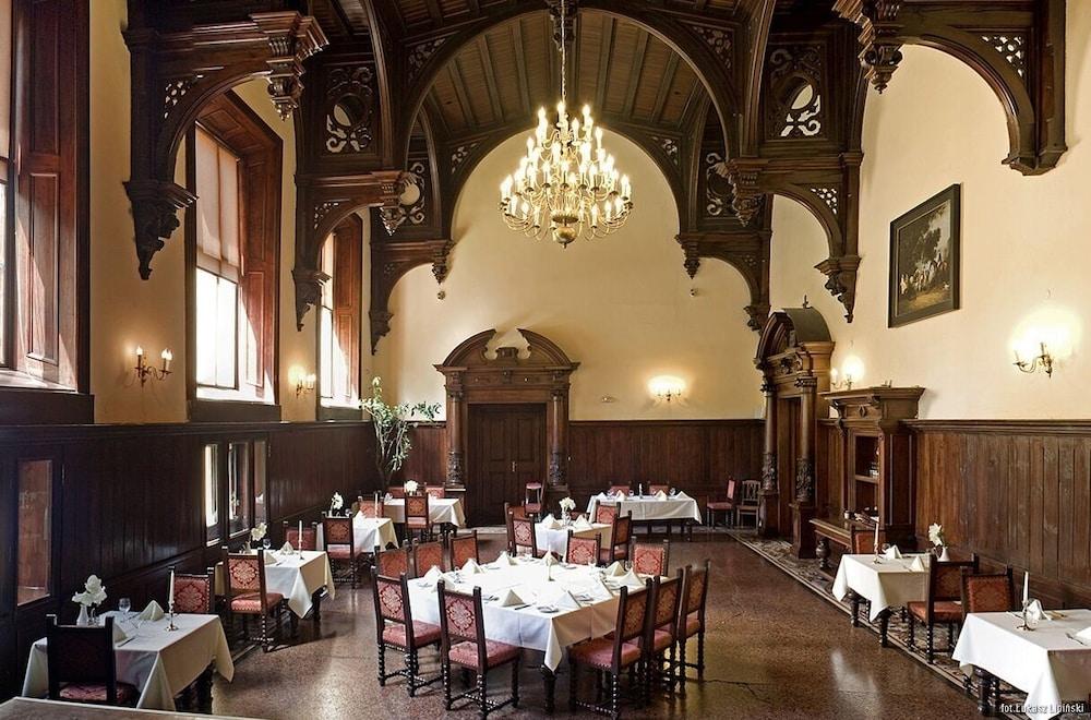 restaurant cafeteria