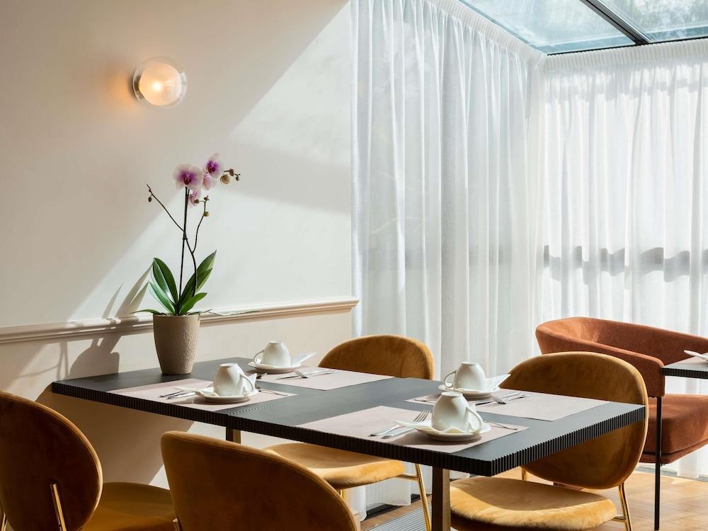 restaurant cafeteria