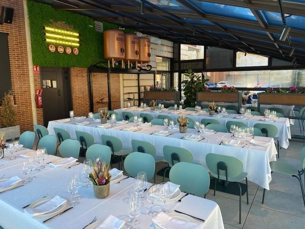 restaurant cafeteria