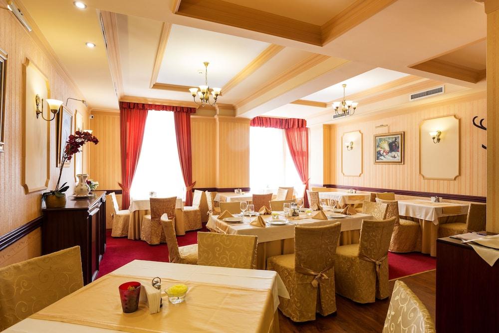 restaurant cafeteria