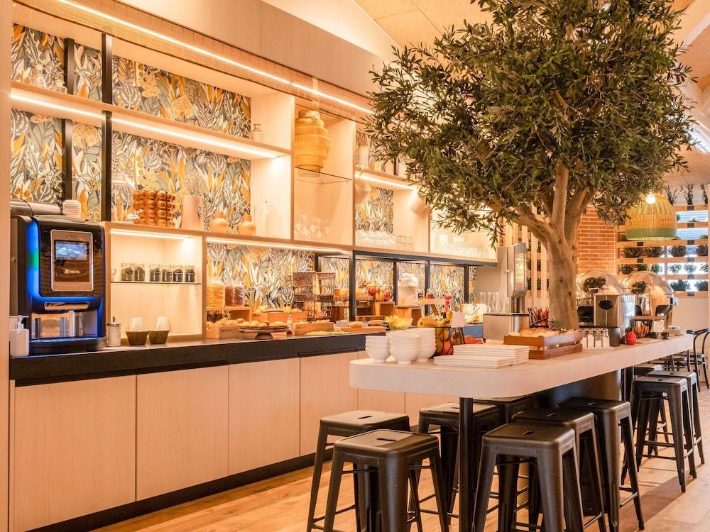 restaurant cafeteria