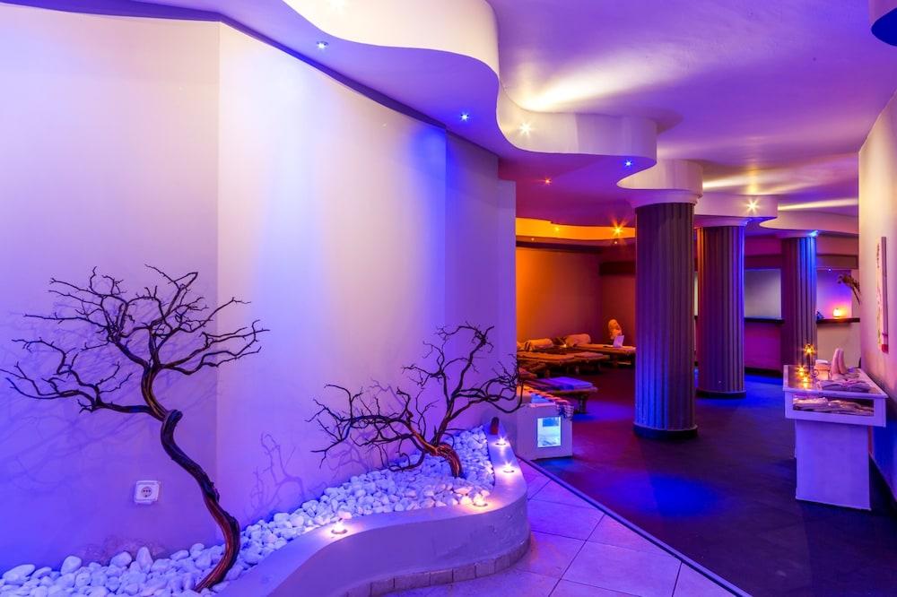 swimming pool spa