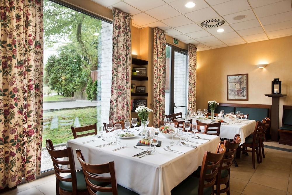 restaurant cafeteria