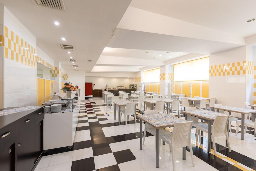 restaurant cafeteria