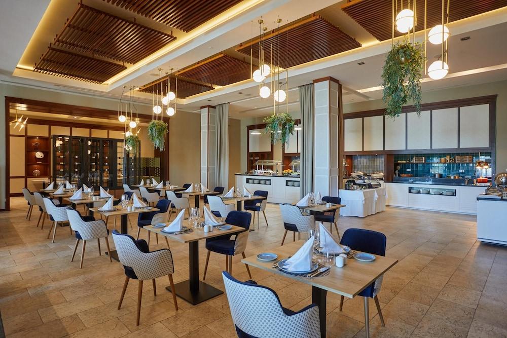 restaurant cafeteria