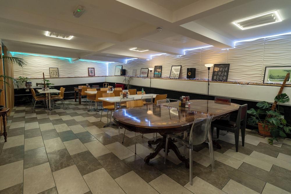 restaurant cafeteria