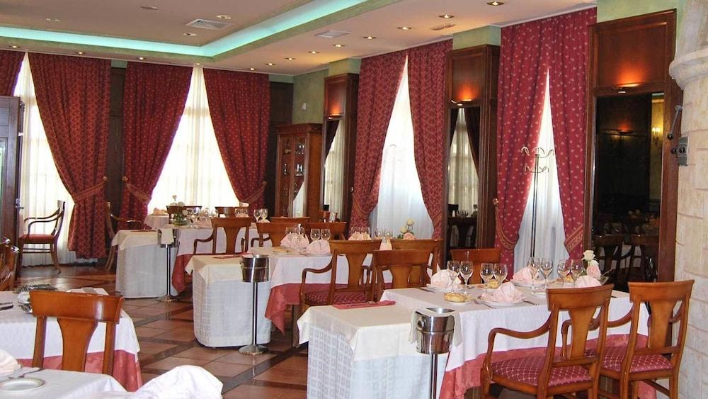restaurant cafeteria