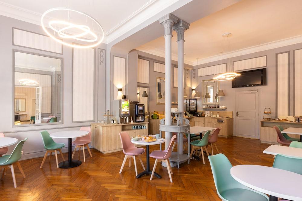 restaurant cafeteria