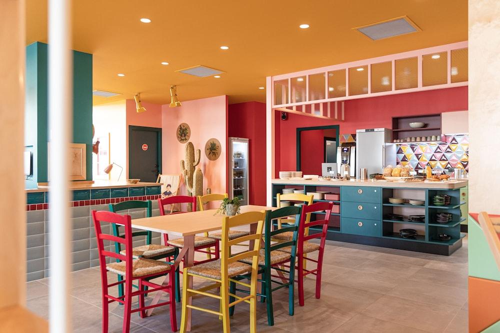 restaurant cafeteria