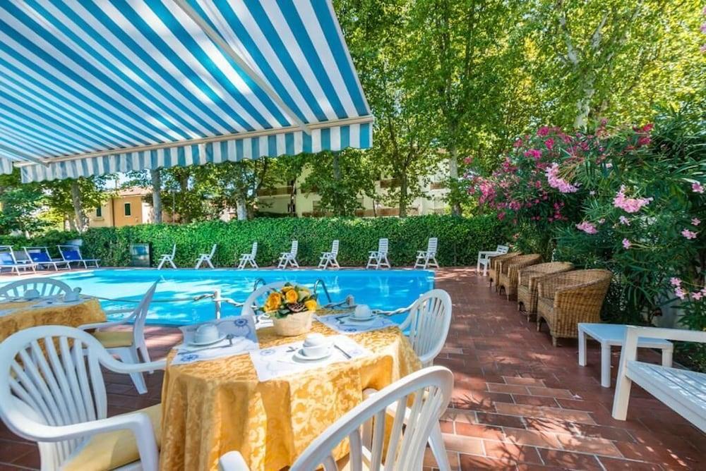 swimming pool spa