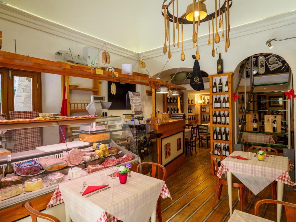 restaurant cafeteria