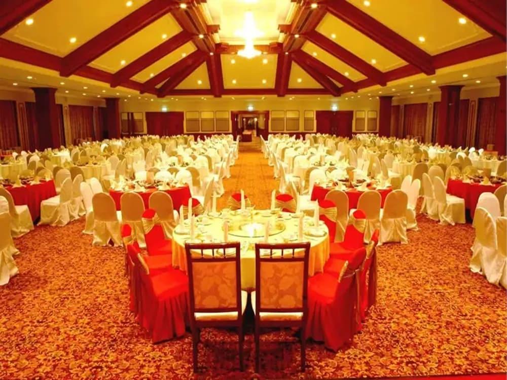 restaurant cafeteria