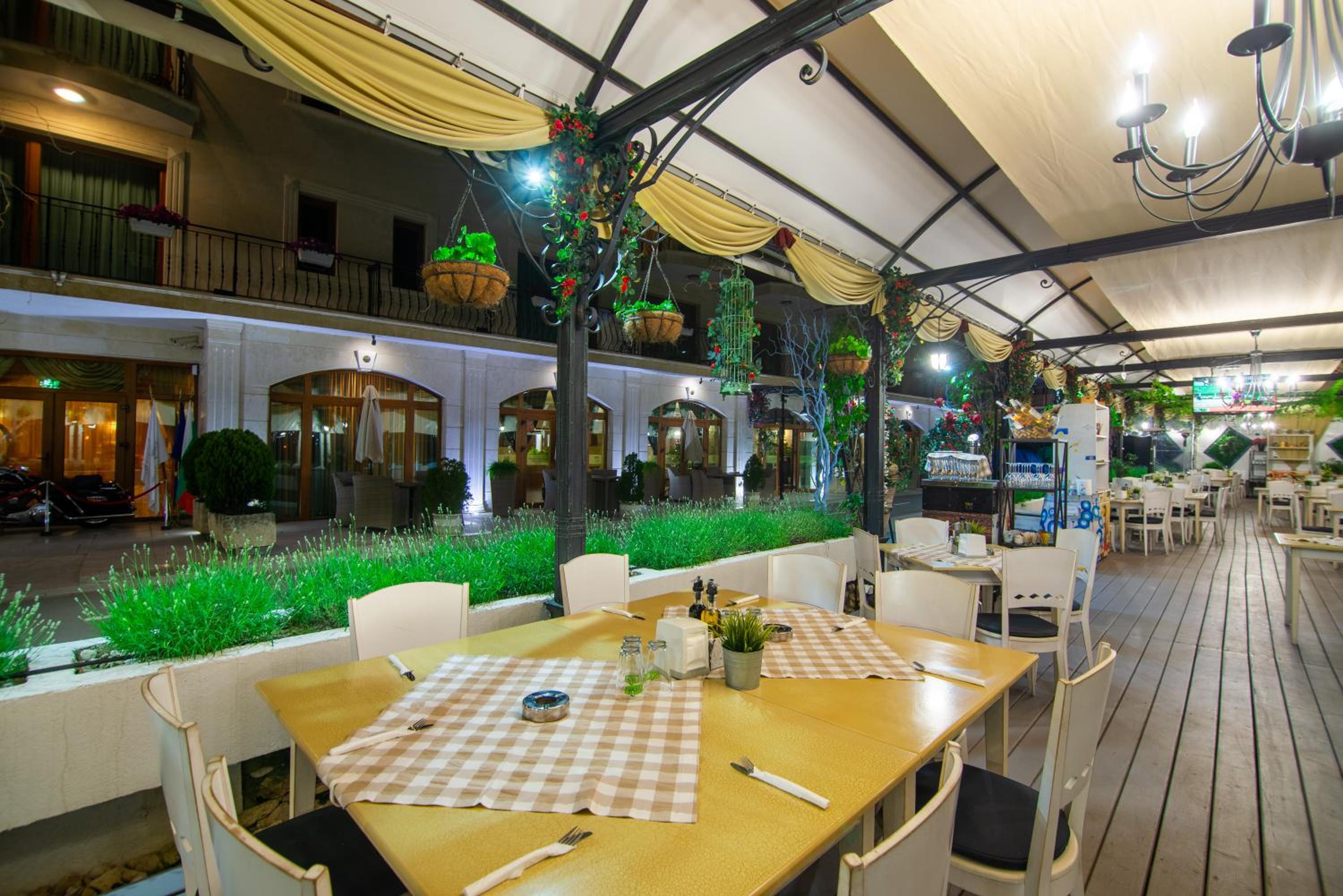 restaurant cafeteria