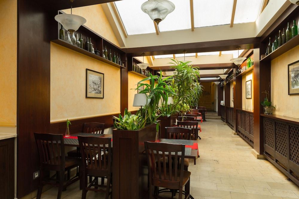 restaurant cafeteria