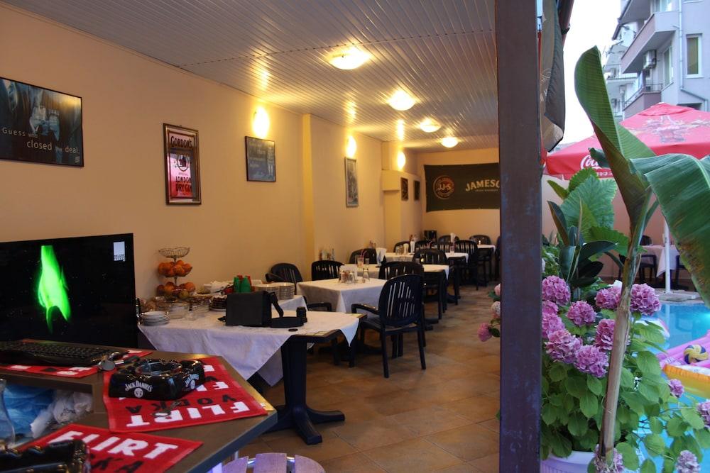 restaurant-cafeteria