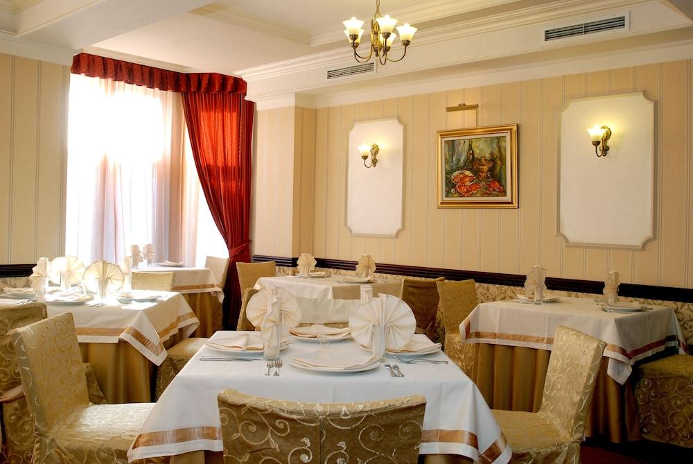 restaurant cafeteria